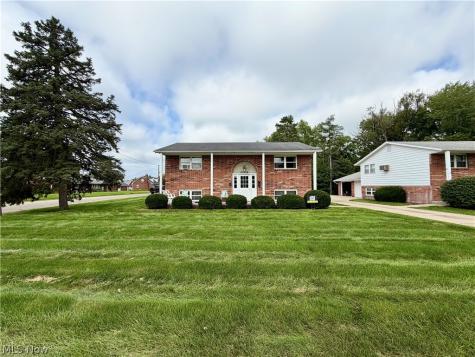 813 S Nickelplate Street Louisville OH 44641