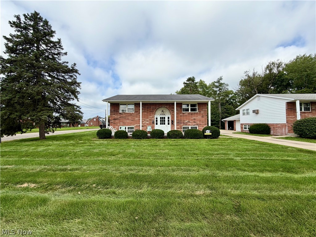 813 S Nickelplate Street Louisville OH 44641