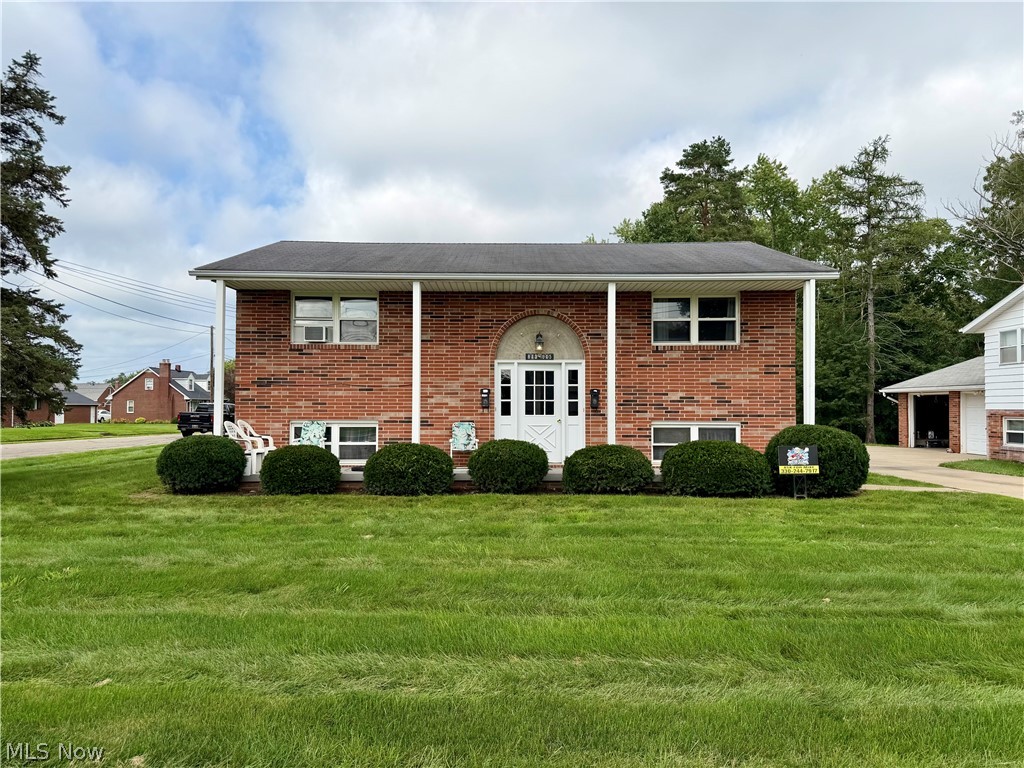 813 S Nickelplate Street Louisville OH 44641
