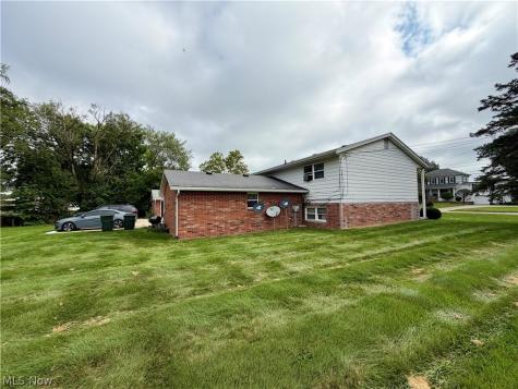 813 S Nickelplate Street Louisville OH 44641