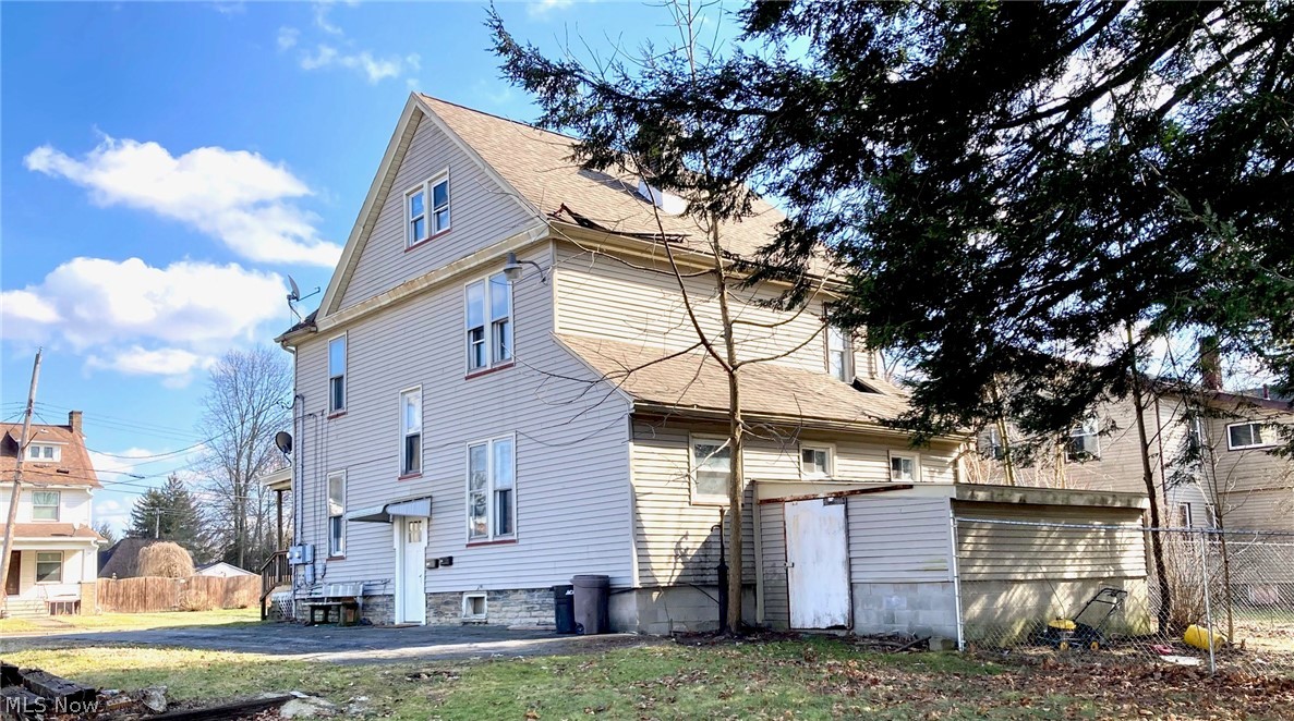 32 Summit Avenue Niles OH 44446