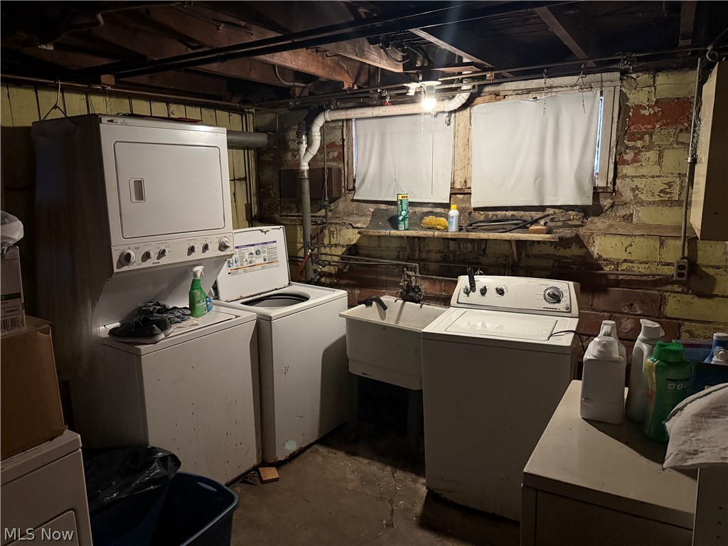 1574 Glenmont Road East Cleveland OH 44118