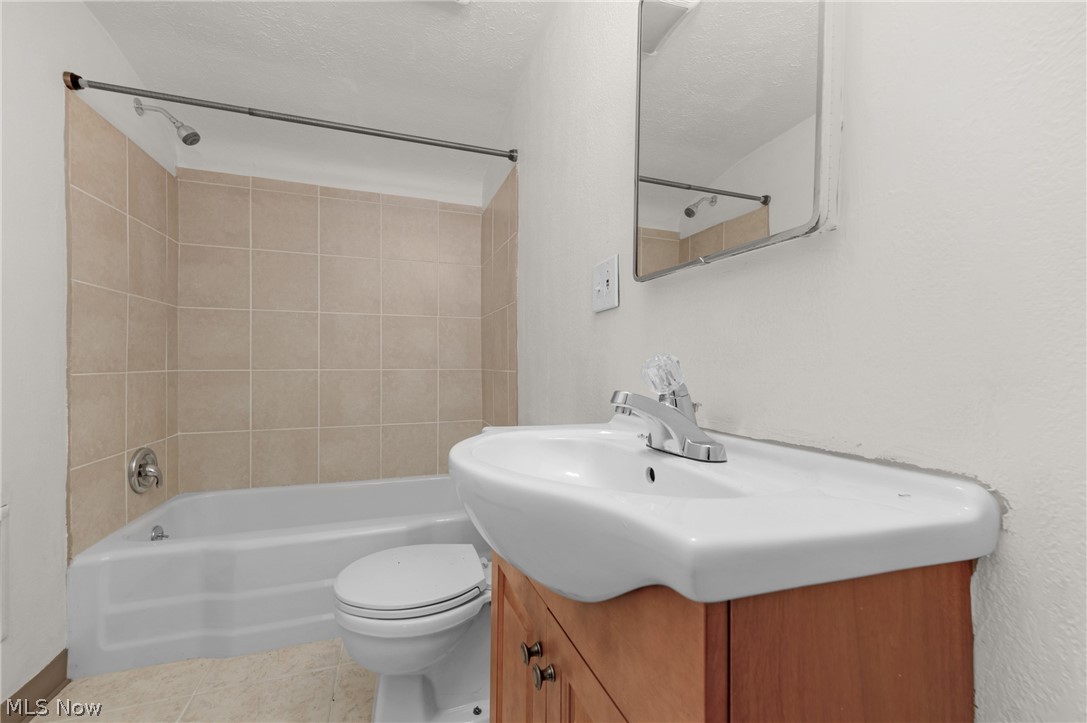 2200-2202 Wyandotte Avenue Lakewood OH 44107