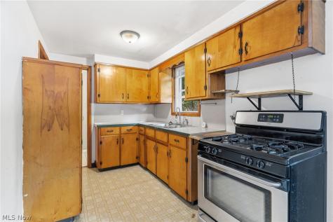 277 Devinney Avenue Louisville OH 44641