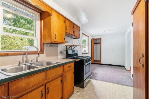 277 Devinney Avenue Louisville OH 44641