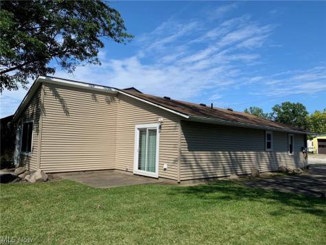 326/328 Abbe Road Sheffield Lake OH 44054