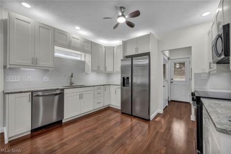 2124 Wascana Avenue Lakewood OH 44107
