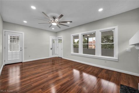 2124 Wascana Avenue Lakewood OH 44107