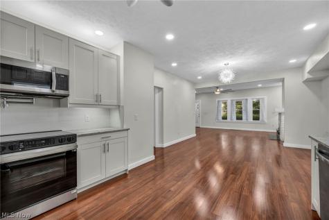 2124 Wascana Avenue Lakewood OH 44107