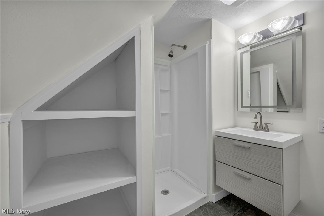 2124 Wascana Avenue Lakewood OH 44107