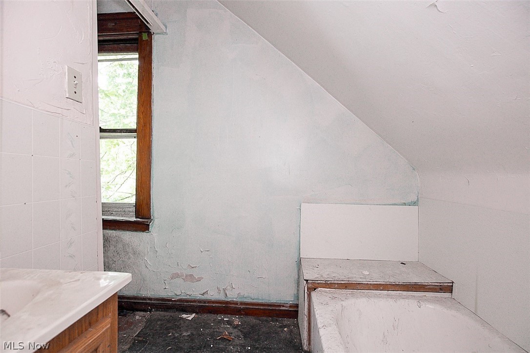 716 E 160th Street Cleveland OH 44110