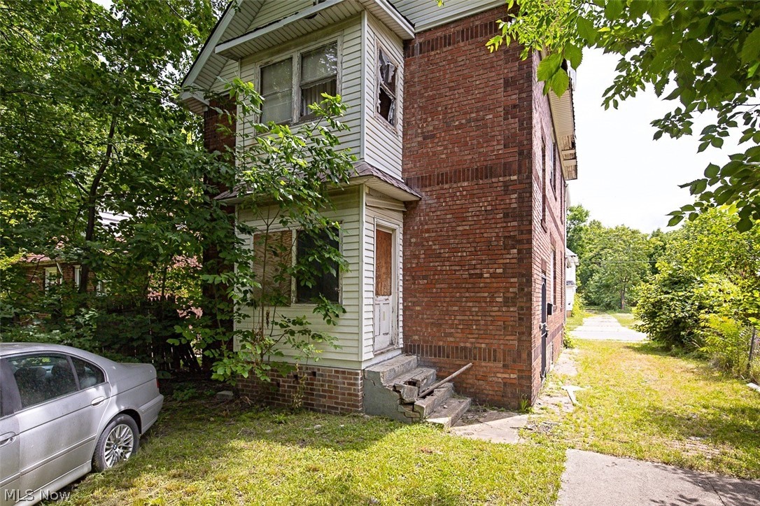 716 E 160th Street Cleveland OH 44110