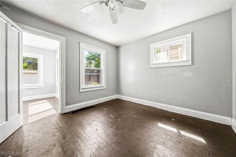 957 Thornhill Drive Cleveland OH 44108