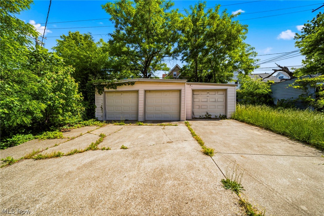957 Thornhill Drive Cleveland OH 44108