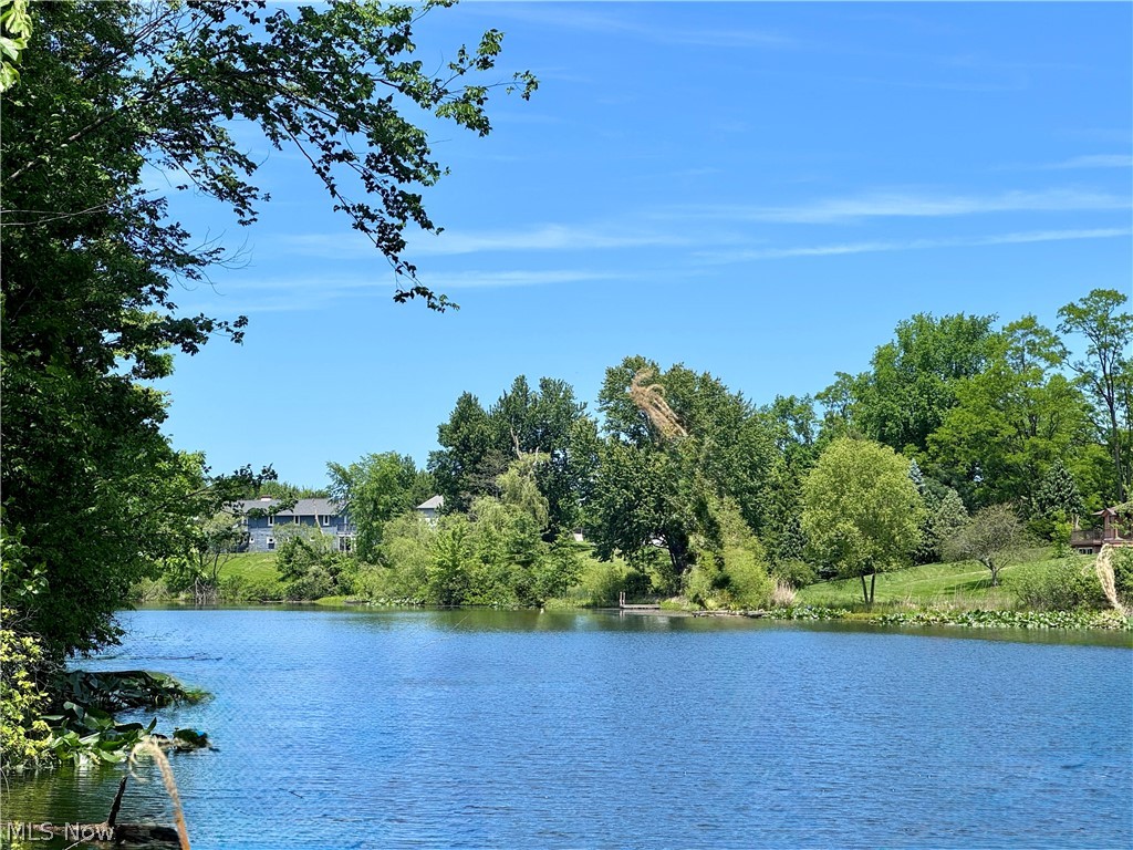 887-889 Colony Drive Aurora OH 44202