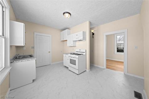 3325 W 98th Street Cleveland OH 44102