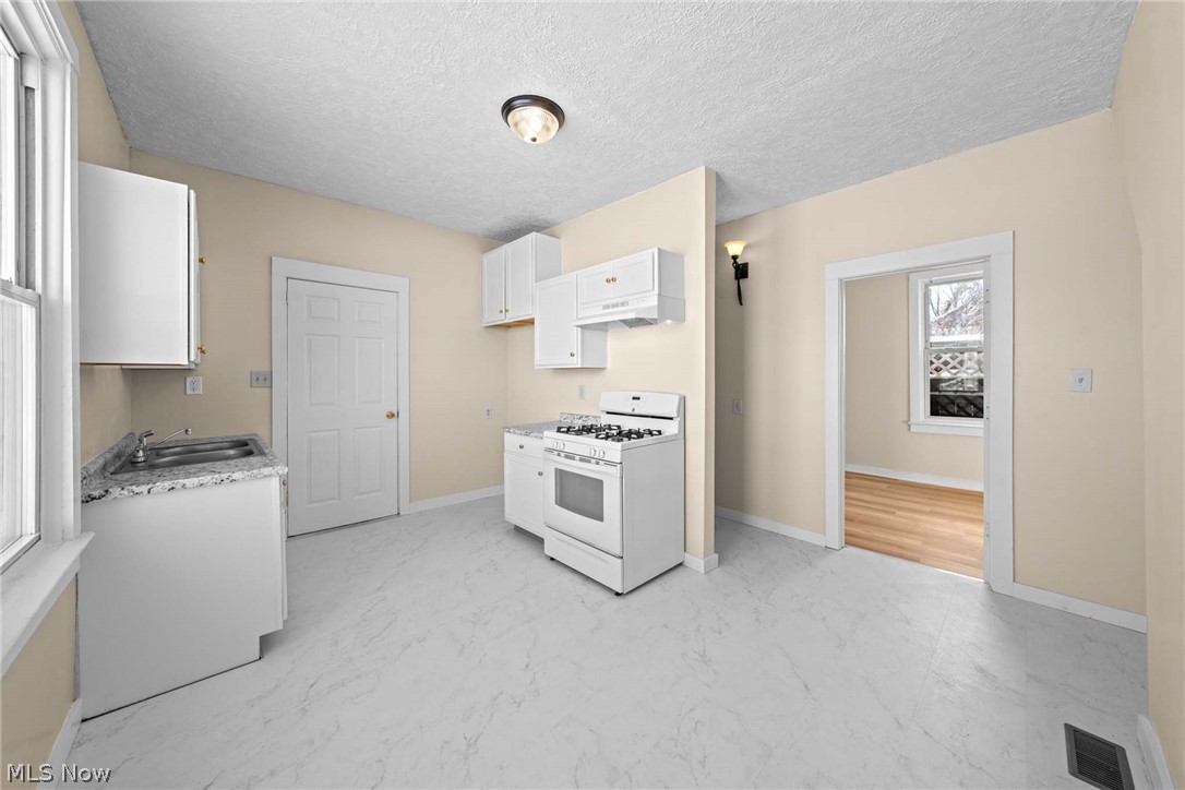 3325 W 98th Street Cleveland OH 44102