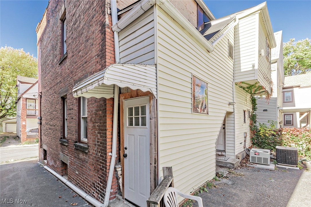 1975 E 124th Place Cleveland OH 44106