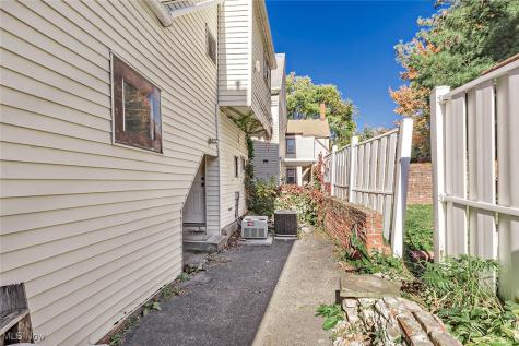 1975 E 124th Place Cleveland OH 44106