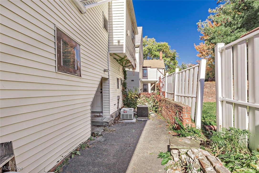 1975 E 124th Place Cleveland OH 44106