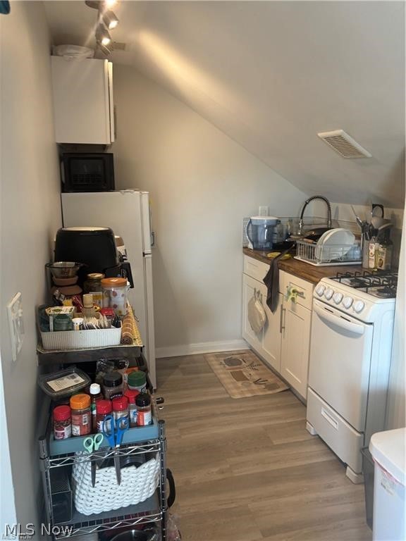 2203 Bunts Road Lakewood OH 44107