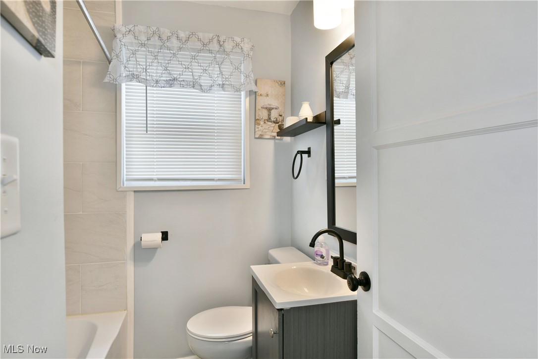 676 Central Parkway Avenue SE Warren OH 44484