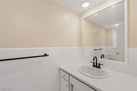 19208 Chagrin Shaker Heights OH 44122
