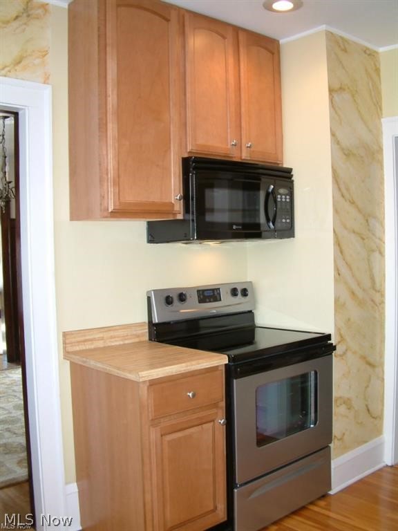 13832-34 Clifton Boulevard Lakewood OH 44107