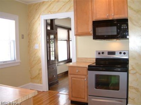 13832-34 Clifton Boulevard Lakewood OH 44107