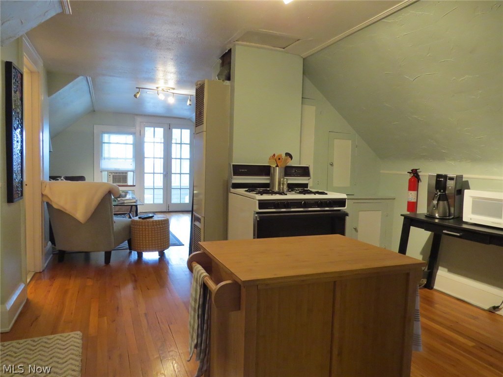 13832-34 Clifton Boulevard Lakewood OH 44107