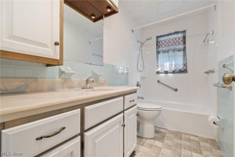 6264 Paris Avenue Louisville OH 44641