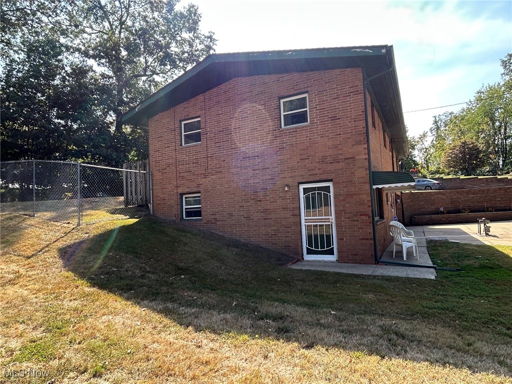 61 Leicester Drive Akron OH 44319