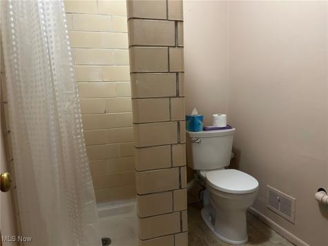 61 Leicester Drive Akron OH 44319