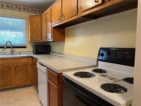 61 Leicester Drive Akron OH 44319
