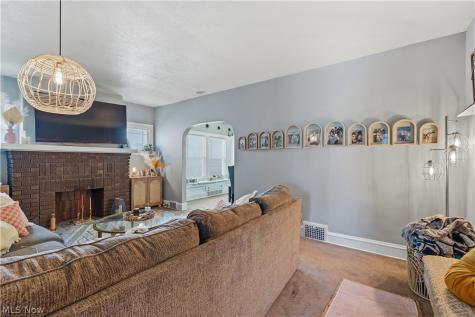 2095 Chesterland Avenue Lakewood OH 44107