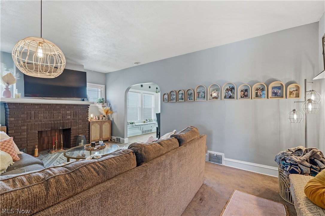 2095 Chesterland Avenue Lakewood OH 44107