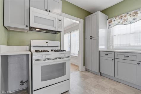 2095 Chesterland Avenue Lakewood OH 44107