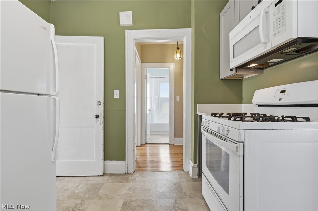 2095 Chesterland Avenue Lakewood OH 44107