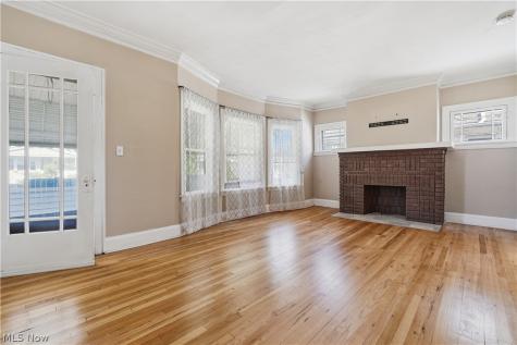 2095 Chesterland Avenue Lakewood OH 44107