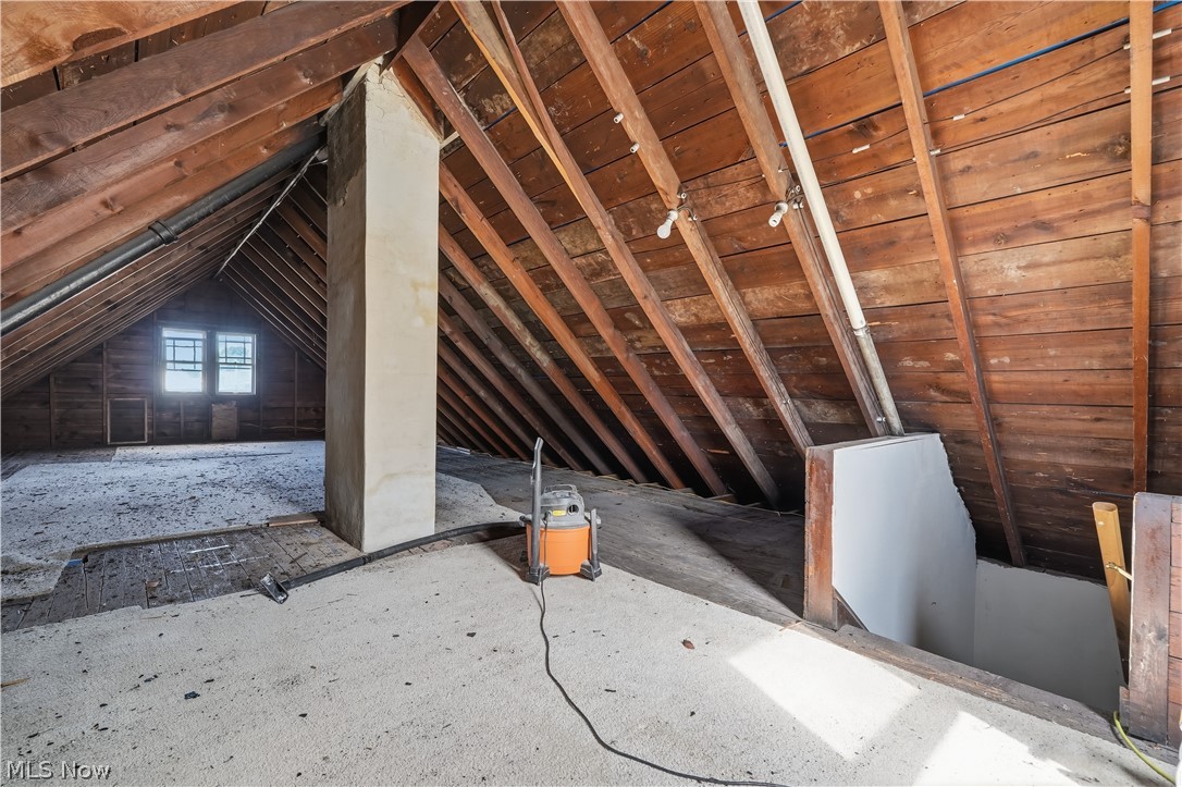 2095 Chesterland Avenue Lakewood OH 44107