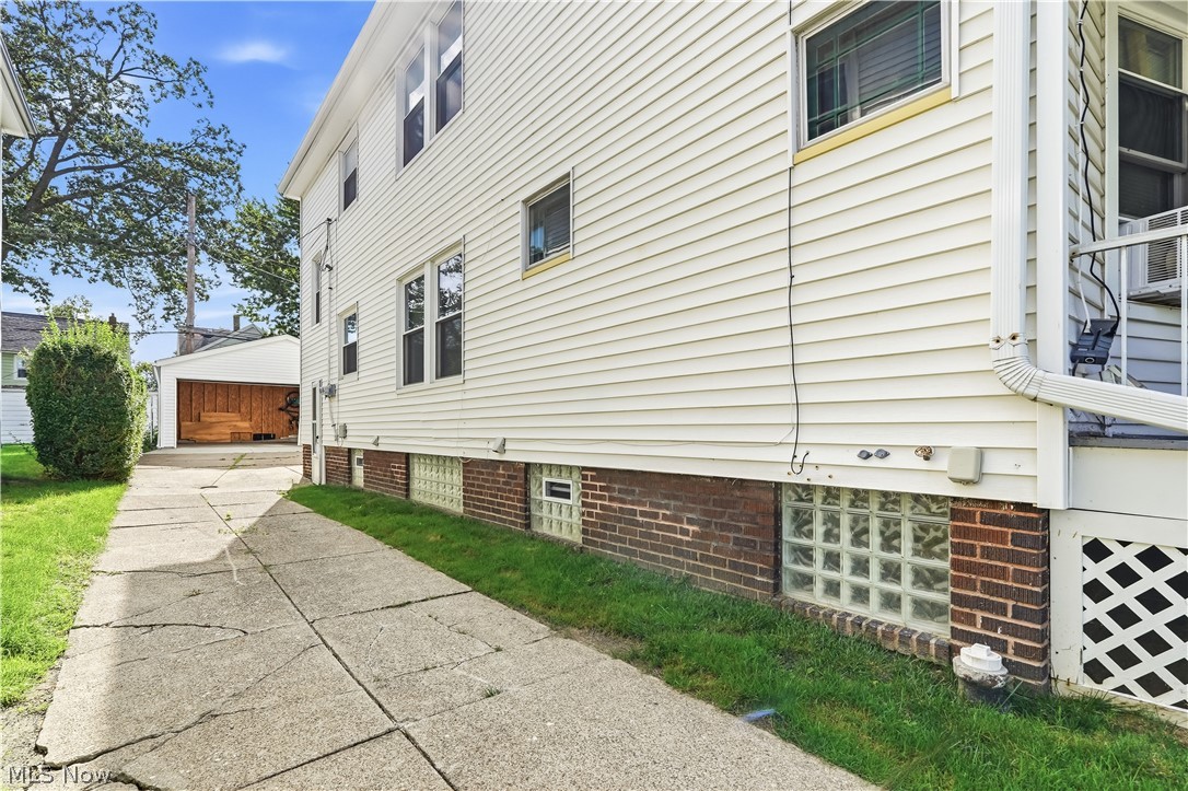 2095 Chesterland Avenue Lakewood OH 44107