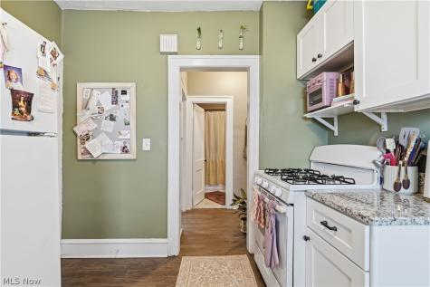 2095 Chesterland Avenue Lakewood OH 44107