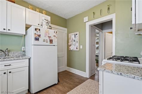 2095 Chesterland Avenue Lakewood OH 44107