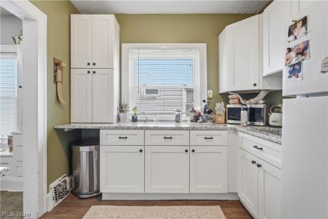 2095 Chesterland Avenue Lakewood OH 44107