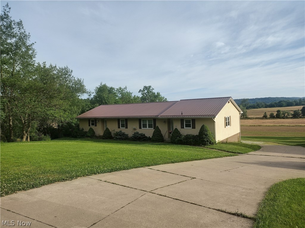 1142 Kerns Drive NE Bolivar OH 44612
