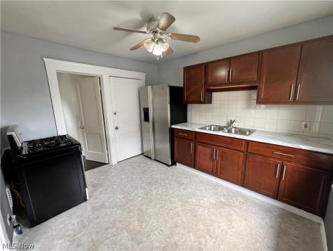 2406 Searsdale Avenue Cleveland OH 44109