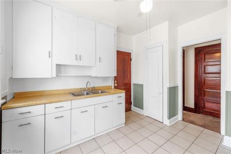 3358 W 97th Cleveland OH 44102