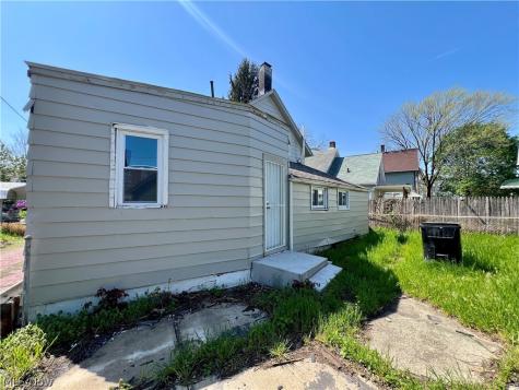 4212 Apple Avenue Cleveland OH 44113