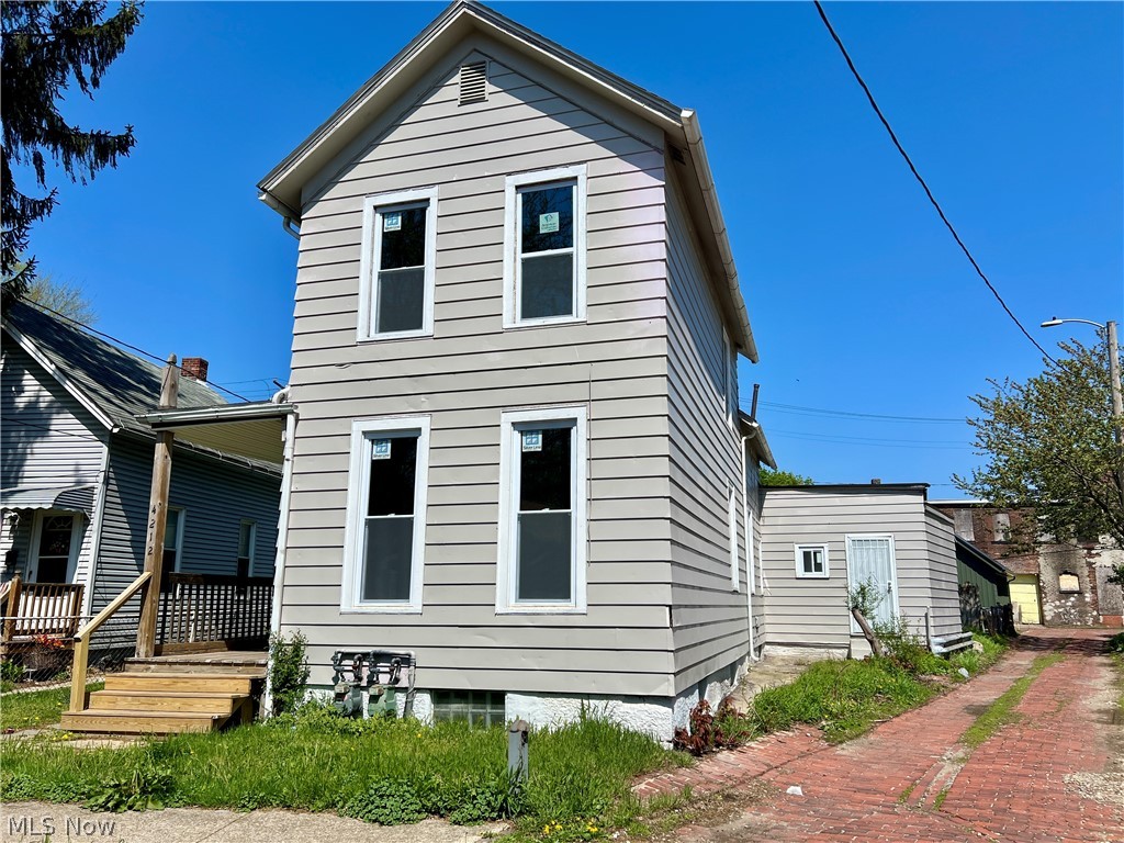 4212 Apple Avenue Cleveland OH 44113