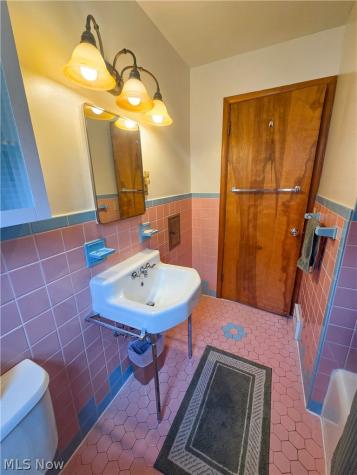 5589 Mayfield Road Lyndhurst OH 44124